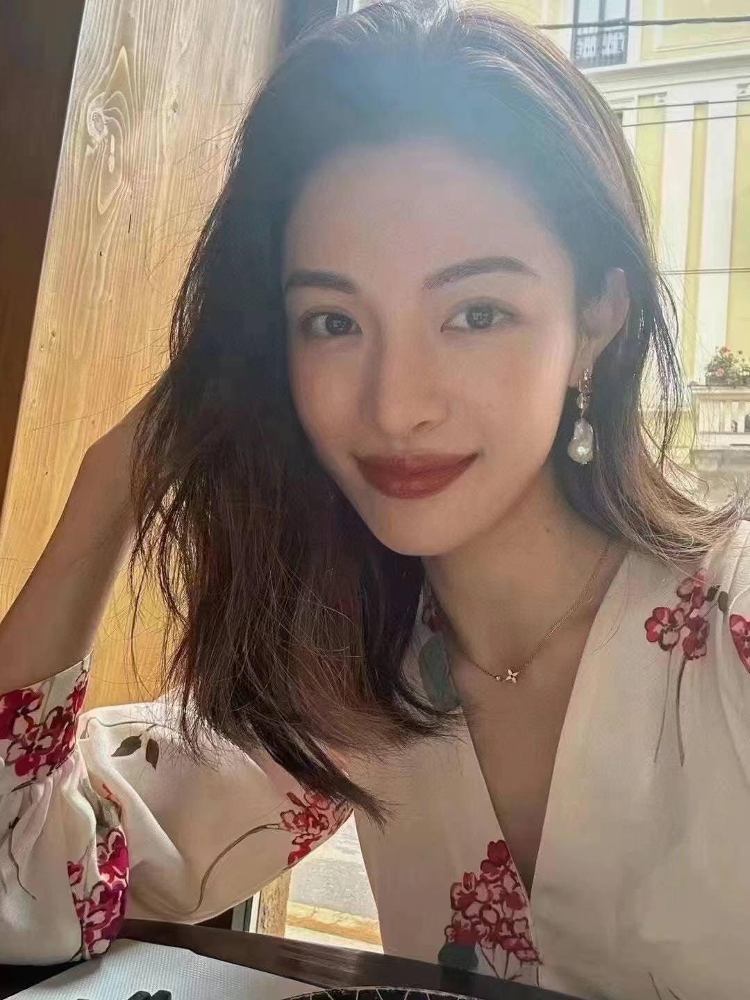 Baroque Design Earrings excellent light