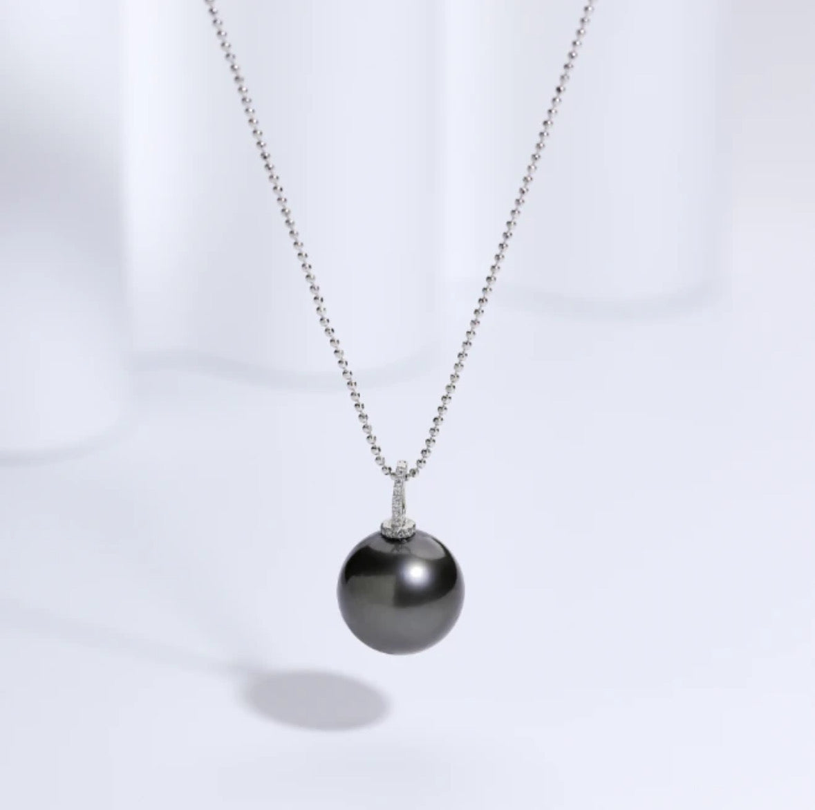 Grade 4A+ Tahitian pearl: 11-12mm Pendant, versatile clasp, elegant black, classic, fashionable, and sophisticated.