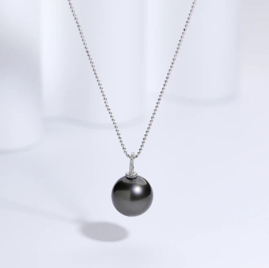 Grade 4A+ Tahitian pearl: 11-12mm Pendant, versatile clasp, elegant black, classic, fashionable, and sophisticated.