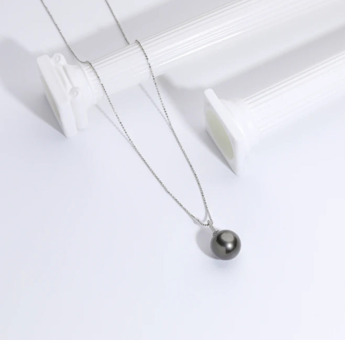 Grade 4A+ Tahitian pearl: 11-12mm Pendant, versatile clasp, elegant black, classic, fashionable, and sophisticated.