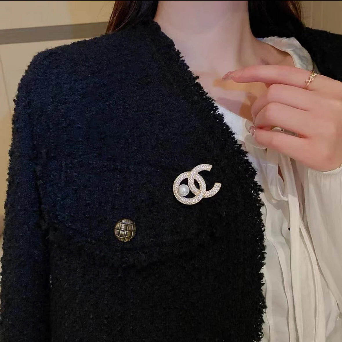 【Newcomer Benefits】Light Luxury Freshwater Fashion Trend Minimalist Versatile Alphabet Pearl Brooch