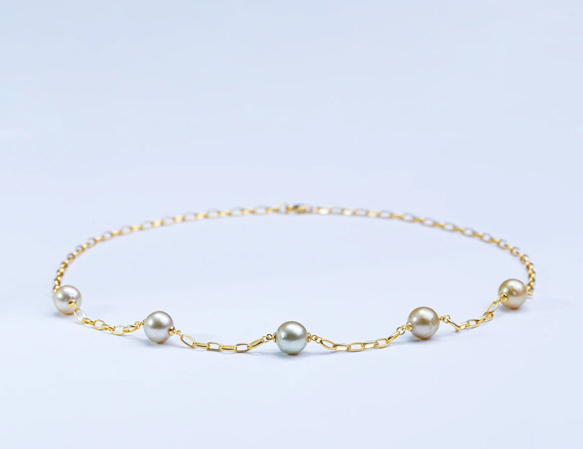 South Sea Australian golden pearl S925 silver inlaid necklace, designer style, 9-11mm, with a chic and fashionable design.