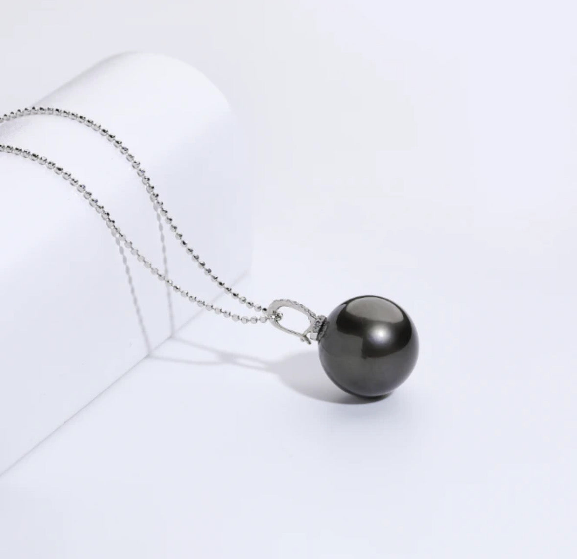 Grade 4A+ Tahitian pearl: 11-12mm Pendant, versatile clasp, elegant black, classic, fashionable, and sophisticated.