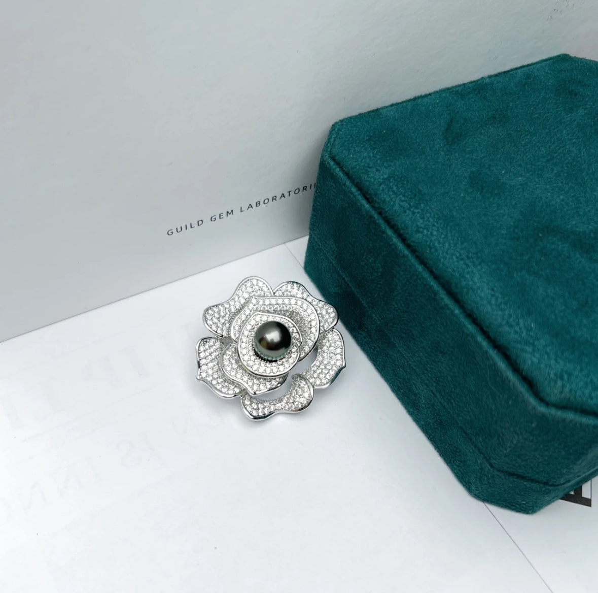 Rose Brooch with Cultured Seawater Tahitian Pearl