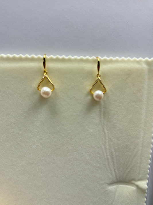 Single Pearl Triangular Ear Hook