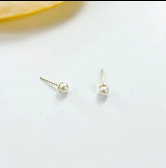 Stunning Japanese Akoya Cultured pearl earrings (4-5mm)